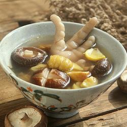 香菇栗子鸡爪汤的做法[图]