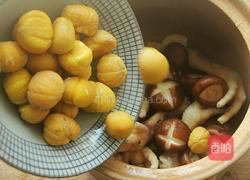 香菇栗子鸡爪汤的做法图解6