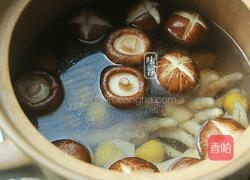 香菇栗子鸡爪汤的做法图解7