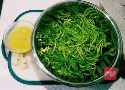 茼蒿炒鸡蛋的做法图解1