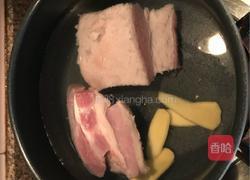 蒜苗炒肉的做法图解1