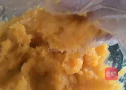 Illustration of how to make pumpkin pie with mashed red bean stuffing 3