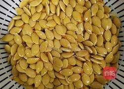 盐焗南瓜子的做法图解1