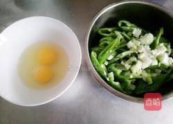 青椒黑木耳炒鸡蛋的做法图解1