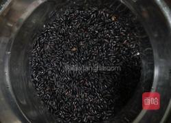 黑米粥的做法图解1