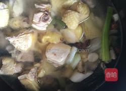 竹荪草芽炖鸡汤的做法图解2