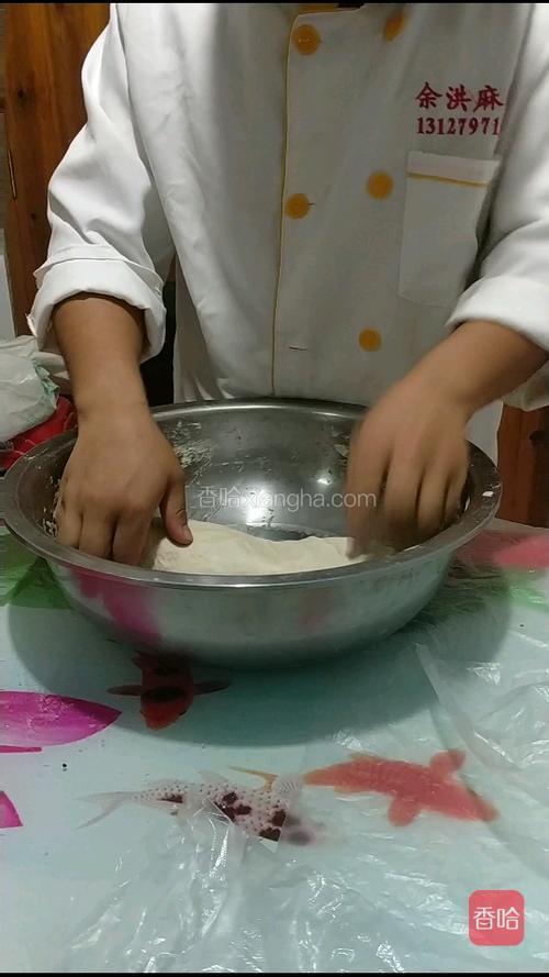 用力踹面叠面叠面，和面的方式就是不停踹面叠面，面上可以踹时间短点，面多踹时间长点一斤面三四分钟就行，和好第一遍盖起来醒面30分钟进行第二次踹面，踹好盖起来醒面30分钟以后进行分面，分好的面包起来醒面