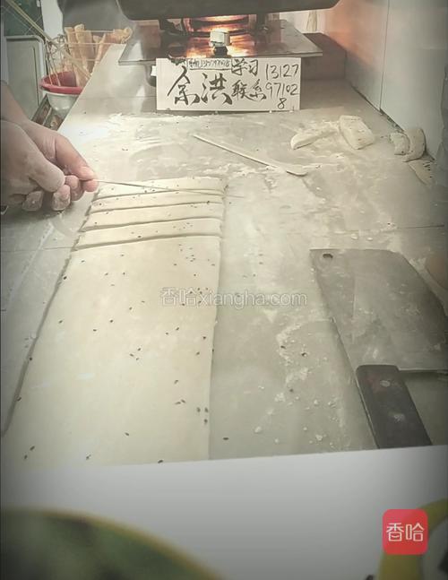 油温180至200度之间 油条在锅里炸两分多钟，油条颜色刚好油温就正好