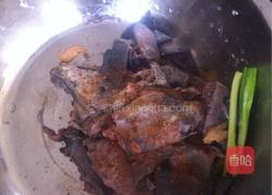 香菇黄豆炖鸡骨的做法图解2