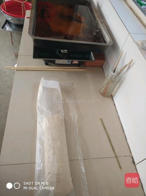 25度以上凉水和面放冰箱冷藏，具体还要看和多面冰箱温度高低来调整醒面时间油条油条不能单根炸的，两个小剂子不能粘连太多，会影响膨胀，也不能分开太早都会影响膨胀或炸成面棍