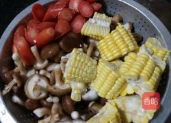 香菇玉米鸡肉汤的做法图解2