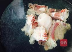 淮山萝卜筒骨汤（秋冬滋润）的做法图解2