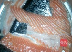 香烤孜然朵椒三文鱼皮的做法图解1