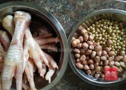 花生黄豆鸡爪汤的做法图解1