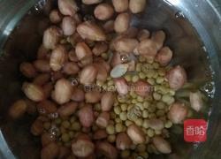 花生黄豆鸡爪汤的做法图解2