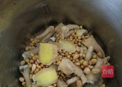 花生黄豆鸡爪汤的做法图解7