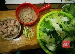 白菜粉条炖五花肉的做法图解1