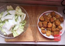 丸子白菜炖粉条的做法图解1