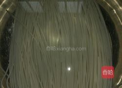 哈喇鸭蛋米粉的做法图解2