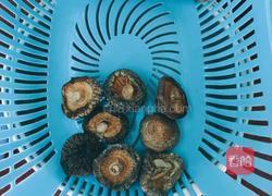 香菇腊肠焖饭的做法图解1