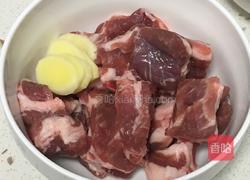 玉米排骨汤的做法图解1
