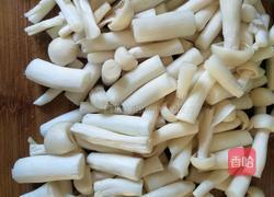 海鲜菇炒肉的做法图解3