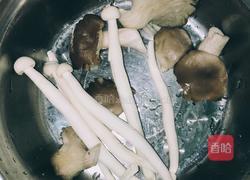 营养鲜菇汤河粉的做法图解1