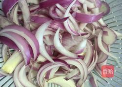 洋葱炒蛋的做法图解1