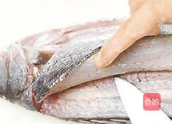 小小俊草鱼刺身的做法图解2