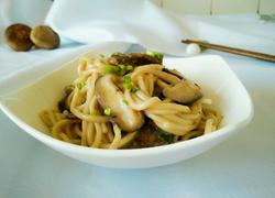 香菇肉肠焖面
