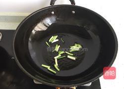 平菇炒蛋的做法图解2