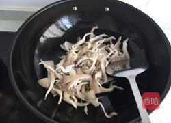 平菇炒蛋的做法图解3