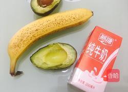 香蕉牛油果奶昔的做法图解2