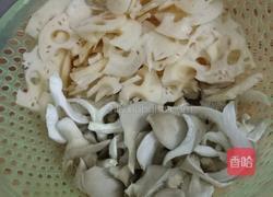 莲藕炒平菇的做法图解1