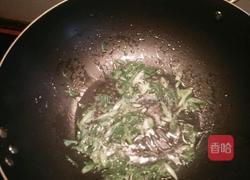 葱油绿色面条的做法图解1