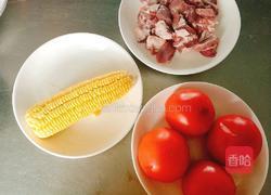 番茄玉米排骨汤的做法图解1