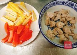 番茄玉米排骨汤的做法图解2