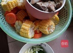 玉米胡萝卜骨头汤的做法图解1