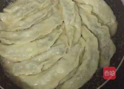 锅贴大煎饺的做法图解5