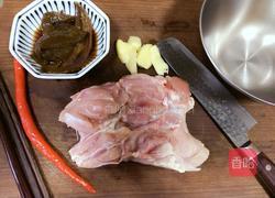 剥皮辣椒蒸鸡的做法图解1