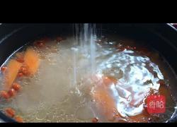 枸杞蜜枣筒骨汤的做法图解6