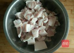 五花肉炖粉条的做法图解1