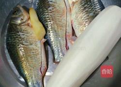 鲫鱼萝卜汤的做法图解2