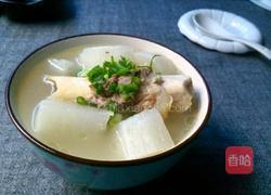 白萝卜炖筒子骨汤的做法图解1