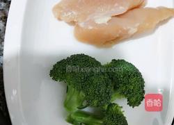 鸡胸西兰花的做法图解1