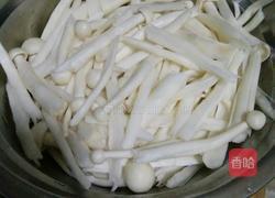 海鲜菇炒肉的做法图解1