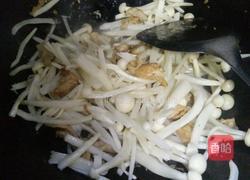 海鲜菇炒肉的做法图解3