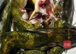 荷包蛋黄骨鱼汤的做法图解1