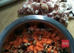 五花肉焖饭的做法图解1