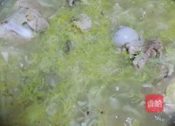 东北大骨头炖酸菜的做法图解5